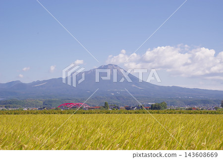 從鄉村看到的中國地區最高峰大山。 從鄉村看到的中國地區最高峰大山。 143608669