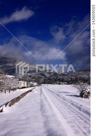 The railway tracks are hidden by snow from the platform of Mimasaka-Takio Station. The railway tracks are hidden by snow from the platform of Mimasaka-Takio Station. 143609505