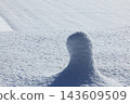 A mysterious object that appeared on a day of heavy snowfall 143609509