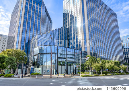 橫濱銀行和位於東京大田區大森站附近的一座玻璃帷幕牆高層辦公大樓 橫濱銀行和位於東京大田區大森站附近的一座玻璃帷幕牆高層辦公大樓 143609996