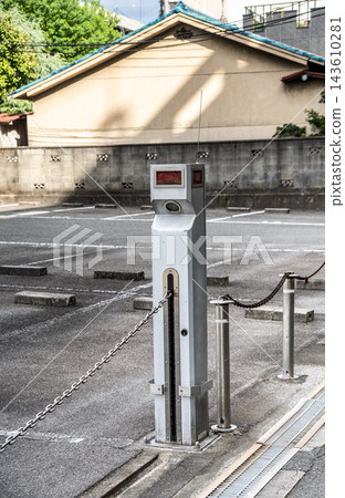 用於控制停車場出入口的鍊式閘門設備。 143610281