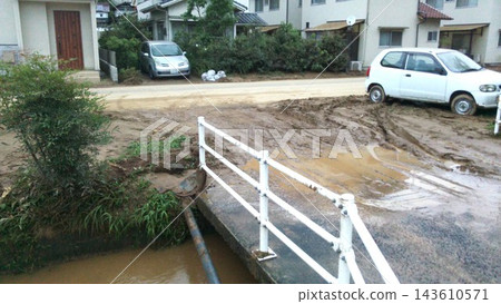 暴雨導致住宅區道路和河流受損，泥沙湧入。 143610571