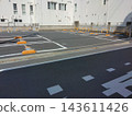 大樓後方有投幣式停車場，裡面沒有車輛。 143611426