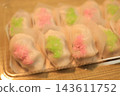 伊賀餅是一種可愛的日本傳統甜點，包裝精美，上麵點綴著粉紅色和綠色的伊賀米。 143611752