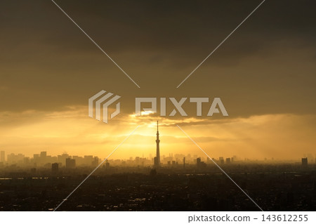 秋季天氣不穩定;夕陽西下,暮光(暮光/光束)穿透厚厚的雲層,照亮了東京的城市景觀。 秋季天氣不穩定;夕陽西下,暮光(暮光/光束)穿透厚厚的雲層,照亮了東京的城市景觀。 143612255