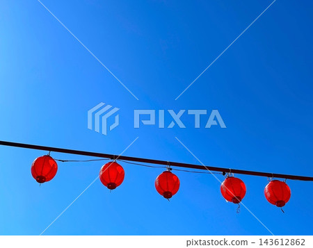湛藍的天空中懸掛著紅色的日本燈籠 湛藍的天空中懸掛著紅色的日本燈籠 143612862