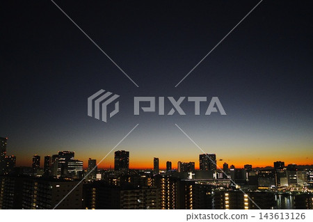 從公寓窗戶看到的夜景 從公寓窗戶看到的夜景 143613126