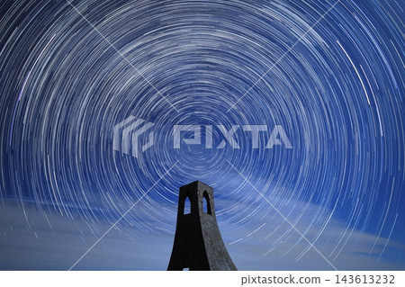 北方夜空中的星軌和美麗的塔樓 北方夜空中的星軌和美麗的塔樓 143613232