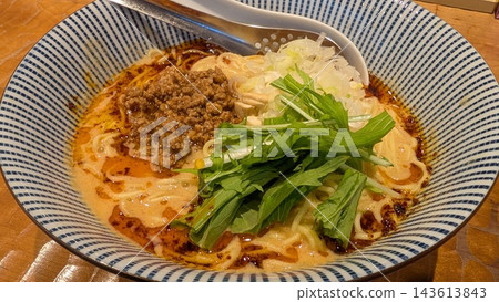 擔擔麵,上面放有肉末、水菜和蔥花 擔擔麵,上面放有肉末、水菜和蔥花 143613843