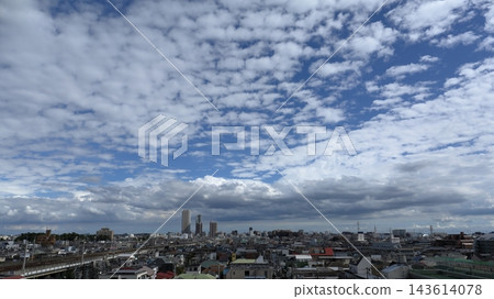 颱風過後,天空和城市景觀;藍天透過雲層縫隙灑下;秋季颱風,九月,千葉。 颱風過後,天空和城市景觀;藍天透過雲層縫隙灑下;秋季颱風,九月,千葉。 143614078