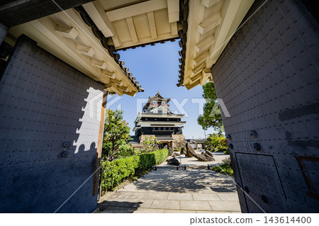 Kiyosu Castle keep as seen from the main gate. 143614400