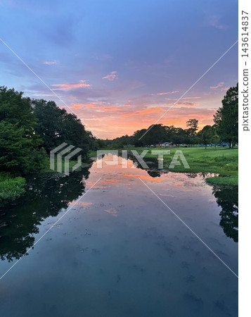 夕陽映照在河面上,景色秀麗,周圍環繞著鬱鬱蔥蔥的自然風光。 夕陽映照在河面上,景色秀麗,周圍環繞著鬱鬱蔥蔥的自然風光。 143614837