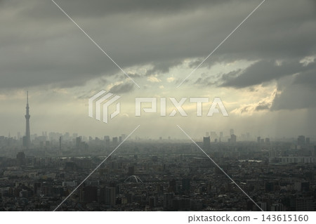 一場突如其來的雷雨過後,天空放晴;天氣迅速好轉,陽光透過雲層的縫隙照射進來,展現出東京美麗的都市風光。 一場突如其來的雷雨過後,天空放晴;天氣迅速好轉,陽光透過雲層的縫隙照射進來,展現出東京美麗的都市風光。 143615160