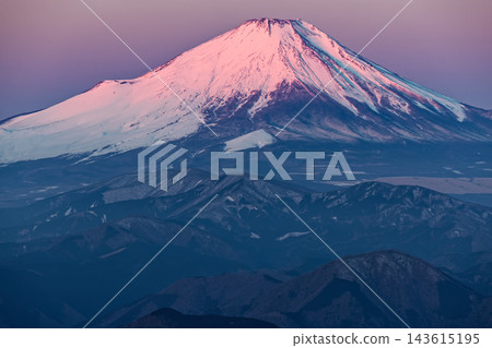冬季從丹澤山脈的東之嶽山頂眺望日出的富士山。 冬季從丹澤山脈的東之嶽山頂眺望日出的富士山。 143615195