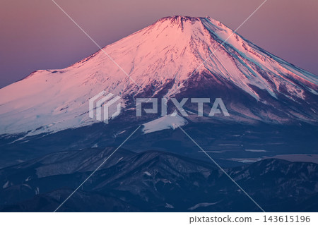 冬季從丹澤山脈的東之嶽山頂眺望日出的富士山。 冬季從丹澤山脈的東之嶽山頂眺望日出的富士山。 143615196