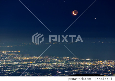 從丹澤山脈的戶之嶽山頂眺望湘南的夜景和黎明的月亮。 從丹澤山脈的戶之嶽山頂眺望湘南的夜景和黎明的月亮。 143615321