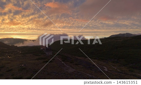 夕陽西下,雲霧繚繞的平原。 夕陽西下,雲霧繚繞的平原。 143615351