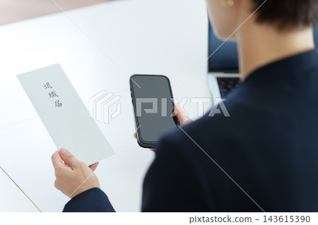 辭職信、智慧型手機、女商人 辭職信、智慧型手機、女商人 143615390