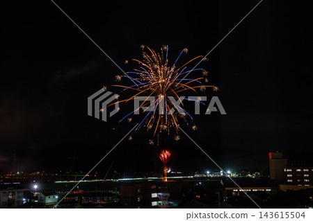 山賀的夜空被絢麗的煙火點亮。 山賀的夜空被絢麗的煙火點亮。 143615504