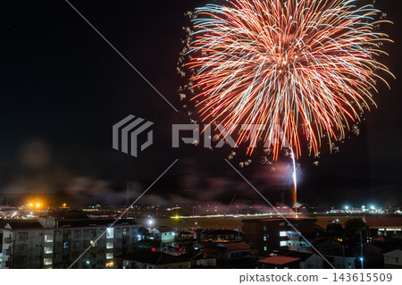 山賀的夜空被絢麗的煙火點亮。 山賀的夜空被絢麗的煙火點亮。 143615509