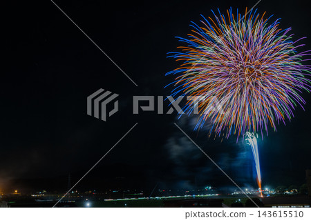 山賀的夜空被絢麗的煙火點亮。 山賀的夜空被絢麗的煙火點亮。 143615510