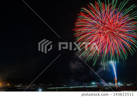 山賀的夜空被絢麗的煙火點亮。 143615511