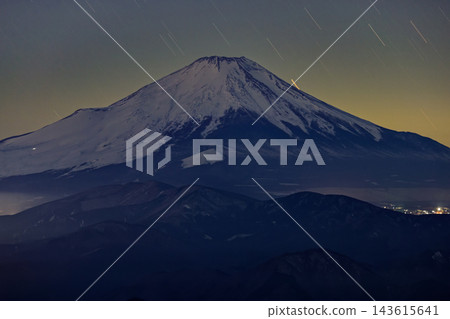 從丹澤山脈的戶之嶽山頂眺望夜幕下的富士山。 從丹澤山脈的戶之嶽山頂眺望夜幕下的富士山。 143615641