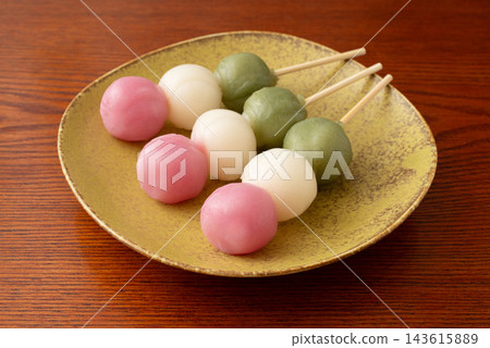 盛在木托盤上的三色團子 盛在木托盤上的三色團子 143615889