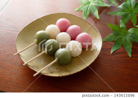 三串糯米團子和一片綠色的楓葉 三串糯米團子和一片綠色的楓葉 143615896