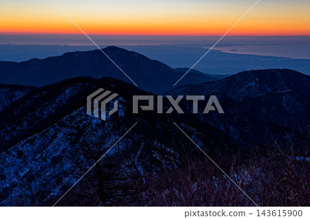 從丹澤山脈的戶之嶽山頂眺望大山和湘南海的日出。 從丹澤山脈的戶之嶽山頂眺望大山和湘南海的日出。 143615900