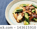 Okra and mushroom stir-fry with soy sauce 143615910