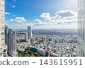 鬱鬱蔥蔥的公園和從摩天大樓間眺望的東京城市景觀 143615951