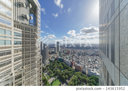 鬱鬱蔥蔥的公園和從摩天大樓間眺望的東京城市景觀 鬱鬱蔥蔥的公園和從摩天大樓間眺望的東京城市景觀 143615952