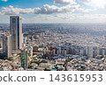 城市景觀，摩天大樓林立，白雲在藍天中飄蕩。 143615953