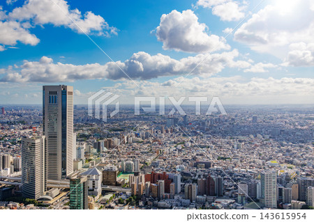 城市景觀,摩天大樓林立,白雲在藍天中飄蕩。 城市景觀,摩天大樓林立,白雲在藍天中飄蕩。 143615954