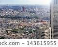 城市景觀，摩天大樓林立，白雲在藍天中飄蕩。 143615955