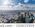 鬱鬱蔥蔥的公園和從摩天大樓間眺望的東京城市景觀 143615959