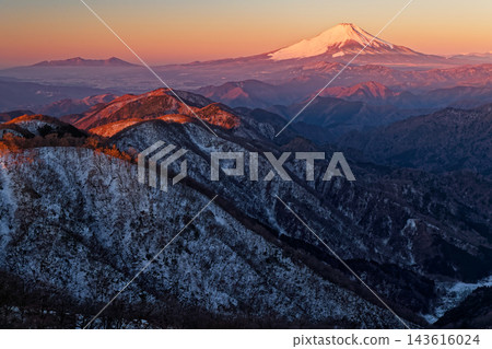 從丹澤山和遠野山頂看日出時的富士山 143616024