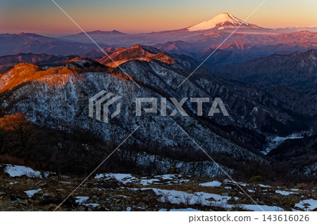 從丹澤山和遠野山頂看日出時的富士山和鍋割山脊 從丹澤山和遠野山頂看日出時的富士山和鍋割山脊 143616026