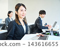 商務人士在燈光明亮的房間裡參加研討會和學習會。 143616655