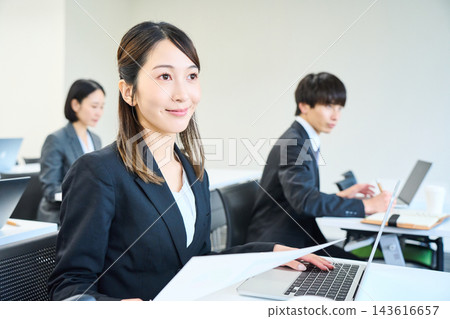商務人士在燈光明亮的房間裡參加研討會和學習會。 商務人士在燈光明亮的房間裡參加研討會和學習會。 143616657
