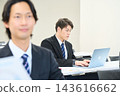 商務人士在燈光明亮的房間裡參加研討會和學習會。 143616662