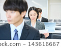 一位年輕的辦公室職員正在辦公室與團隊成員一起查看文件。 143616667