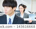 商務人士在燈光明亮的房間裡參加研討會和學習會。 143616668