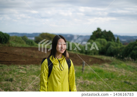 澀澤山丘徒步旅行的女子肖像 澀澤山丘徒步旅行的女子肖像 143616783