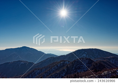 從丹澤表根山脊可以看到三之頭山和大山,以及在晨光中波光粼粼的湘南海。 從丹澤表根山脊可以看到三之頭山和大山,以及在晨光中波光粼粼的湘南海。 143616966