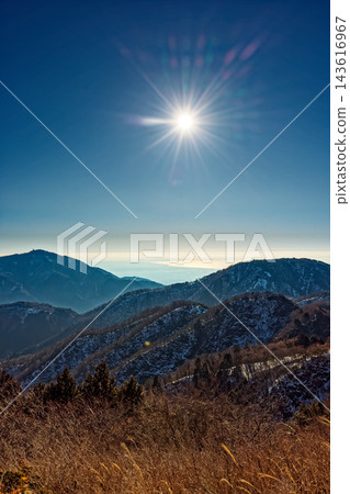 從丹澤表根山脊可以看到三之頭山和大山,以及在晨光中波光粼粼的湘南海。 從丹澤表根山脊可以看到三之頭山和大山,以及在晨光中波光粼粼的湘南海。 143616967