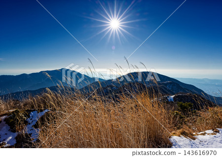 從丹澤表根山脊可以看到三之頭山和大山,以及在晨光中波光粼粼的湘南海。 從丹澤表根山脊可以看到三之頭山和大山,以及在晨光中波光粼粼的湘南海。 143616970