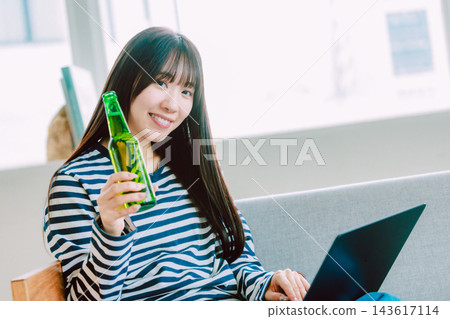少婦飲用的啤酒在家 143617114