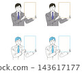 一位男商人舉起一塊板子準備做示範。 143617177